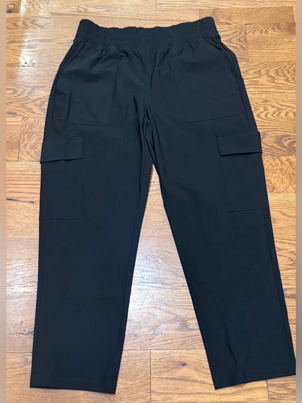 NWOT. Old navy. High-Waisted Sleek Tech Cargo Ankle Pants. Black. Medium. - Picture 2 of 7